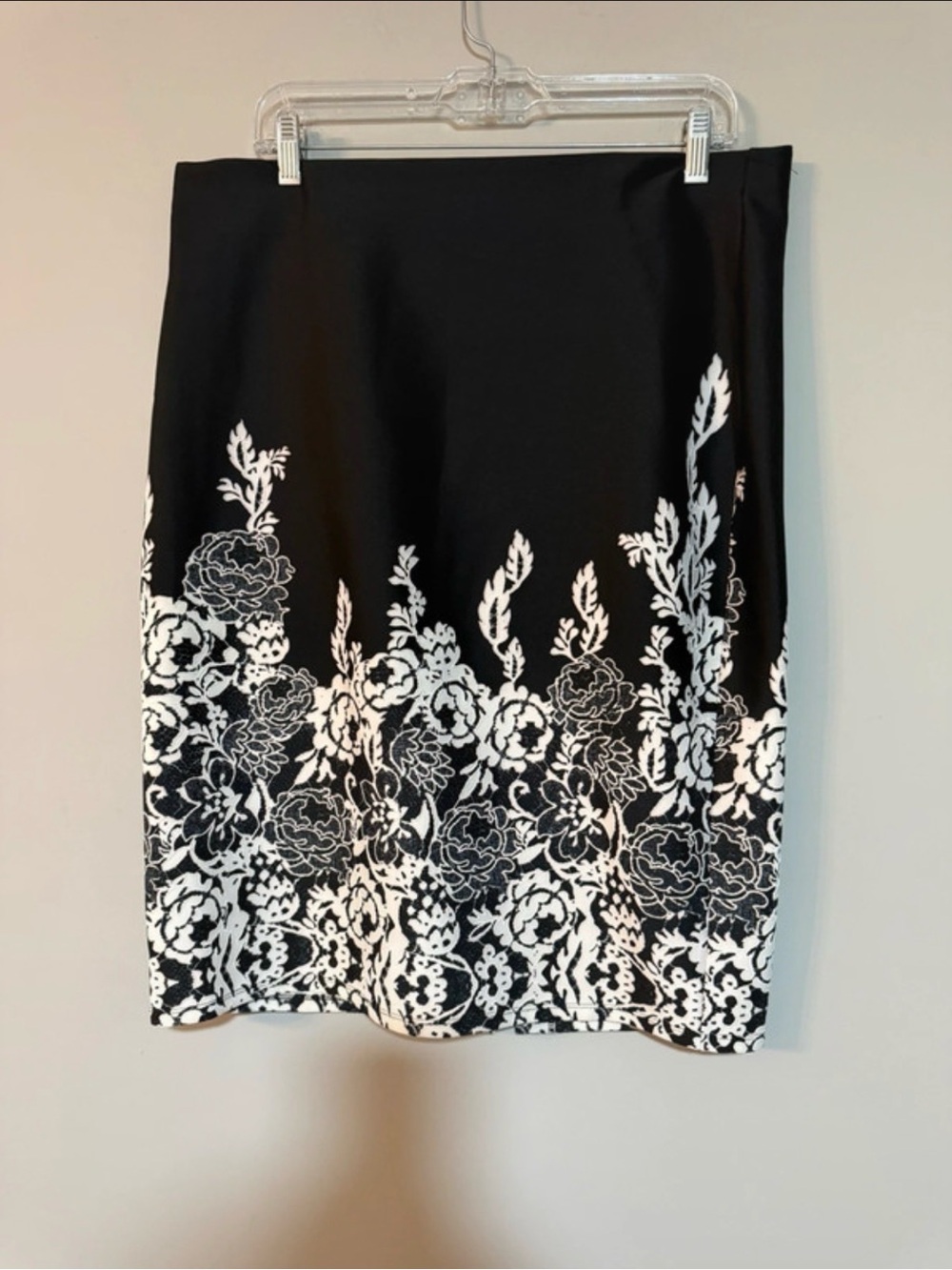 NYCC Black Floral Border Pencil Skirt